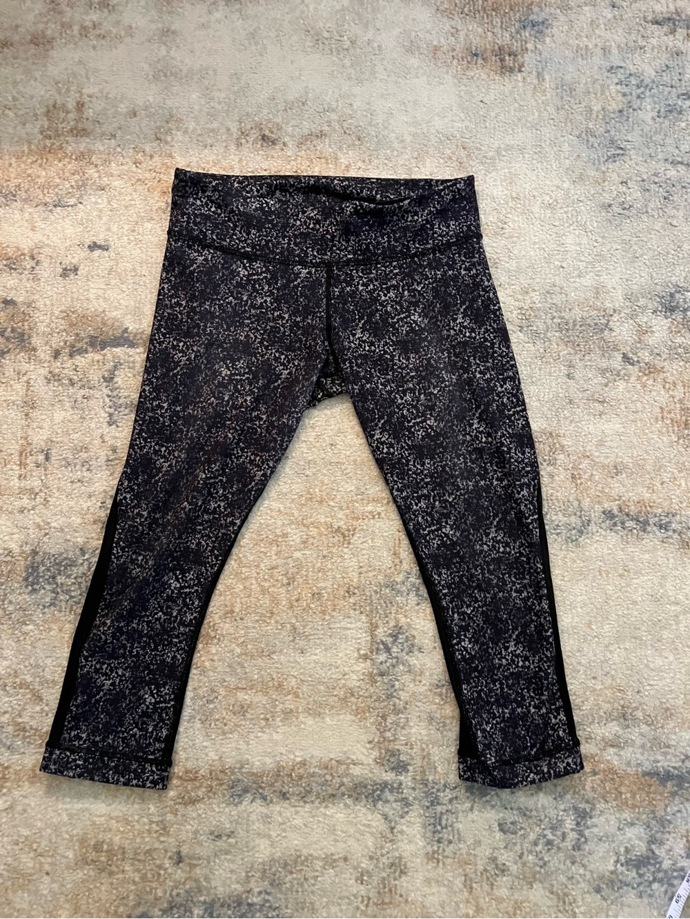 Lululemon size 10 Black Speckle Active Cropped Leggings